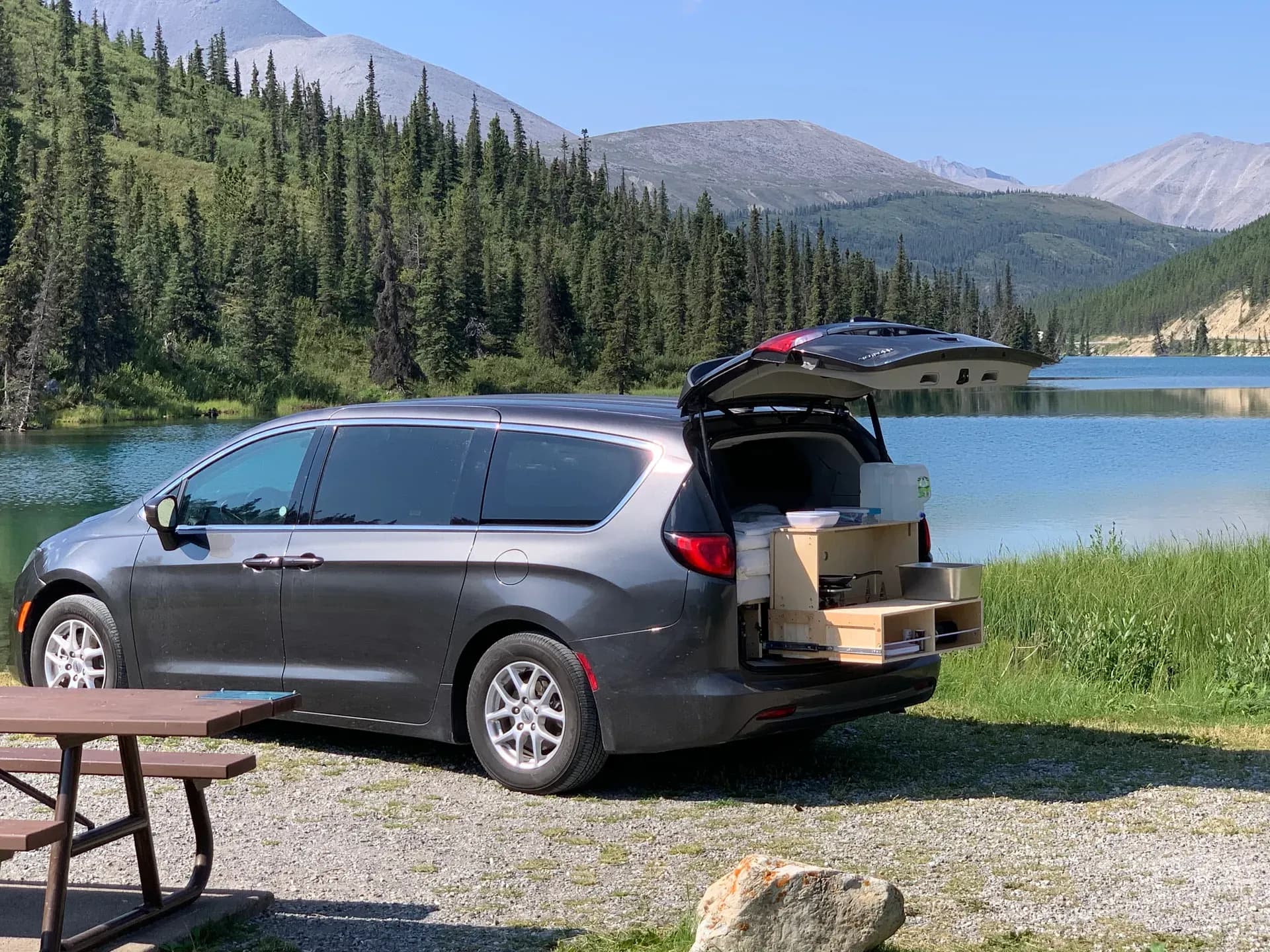 USA, Avanti Campervans, Voyager, außenansicht heck am see
