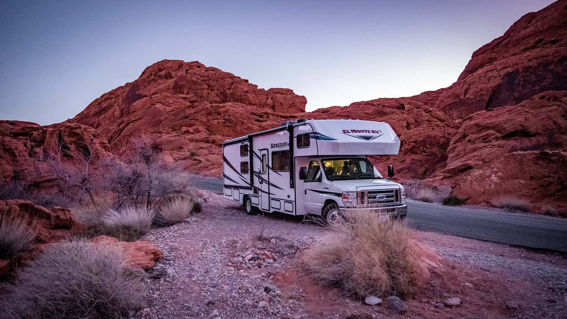 Ein El Monte Wohnmobil vor roter Berglandschaft