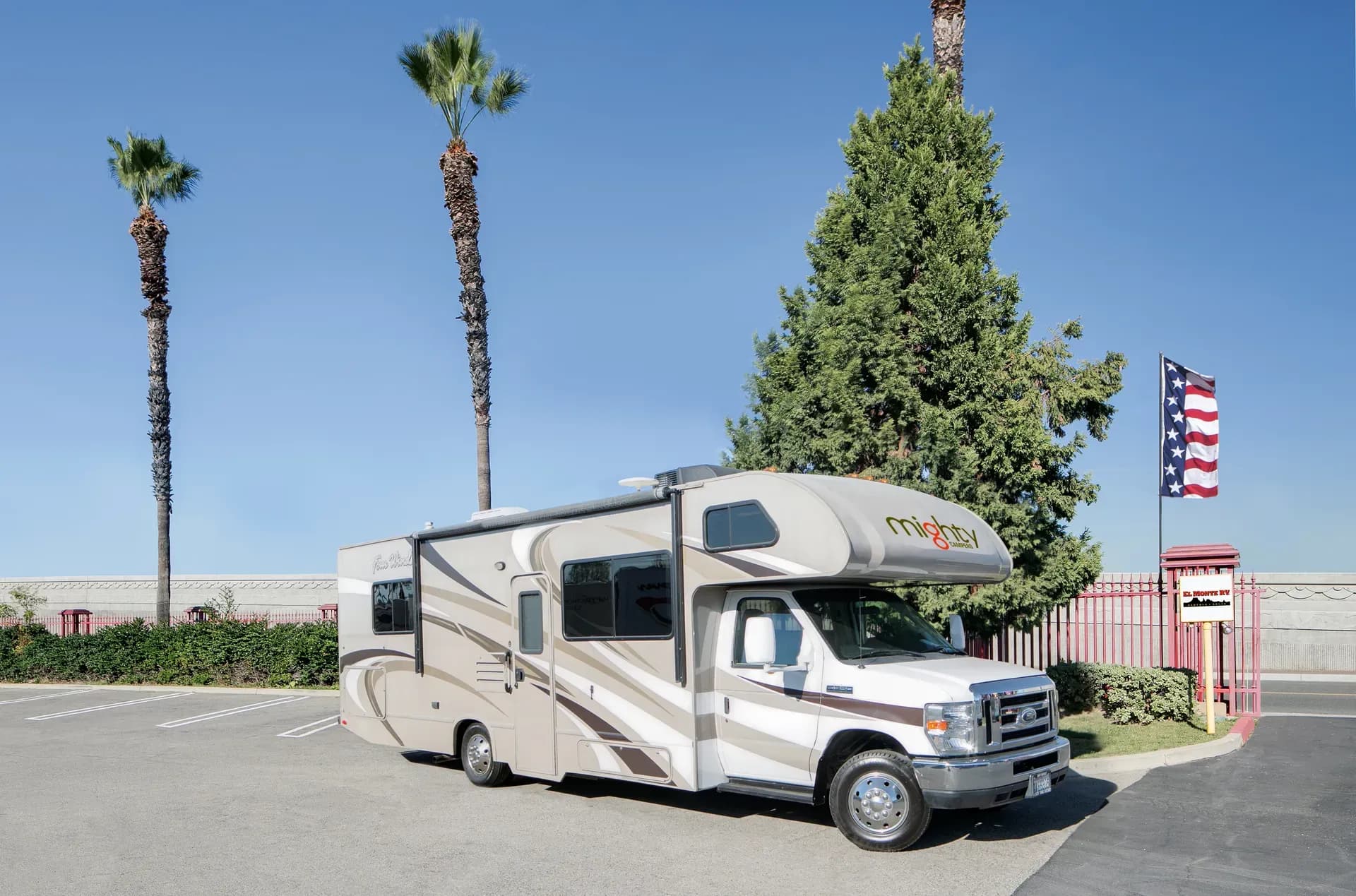 Das Class C Large von Mighty für 6 Personen in den USA günstig mieten über CamperOase.