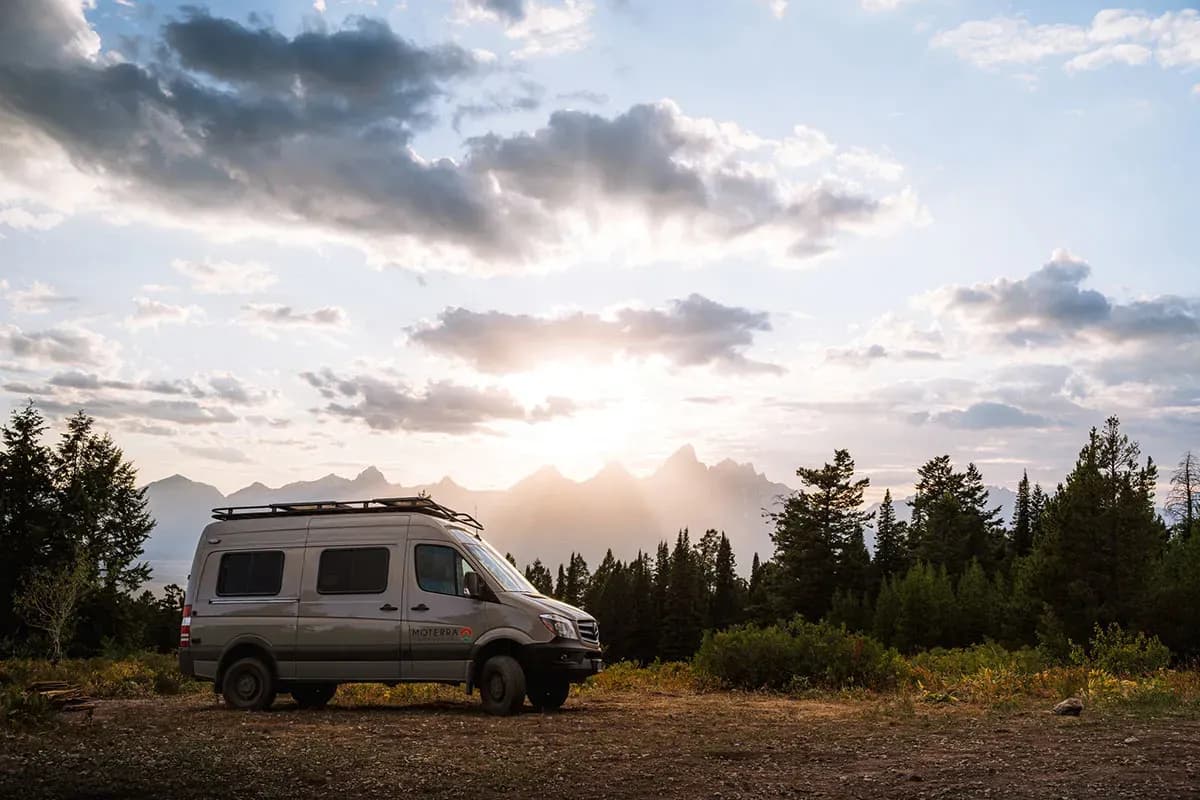High Roof von Moterra Campervans vor einem Wald in den USA