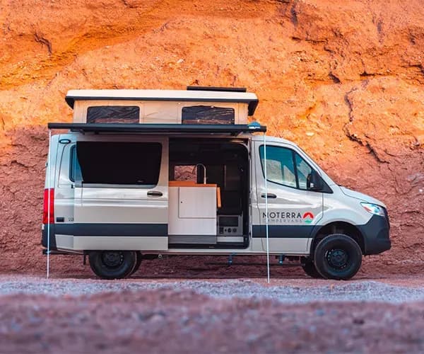 Pop Top Plus von Moterra Campervans geparkt bei Sonnenuntergang in den USA