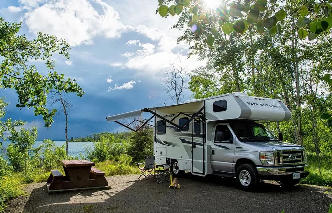 Wohnmobil C Small von Road Camper geparkt auf einem Parkplatz in den USA