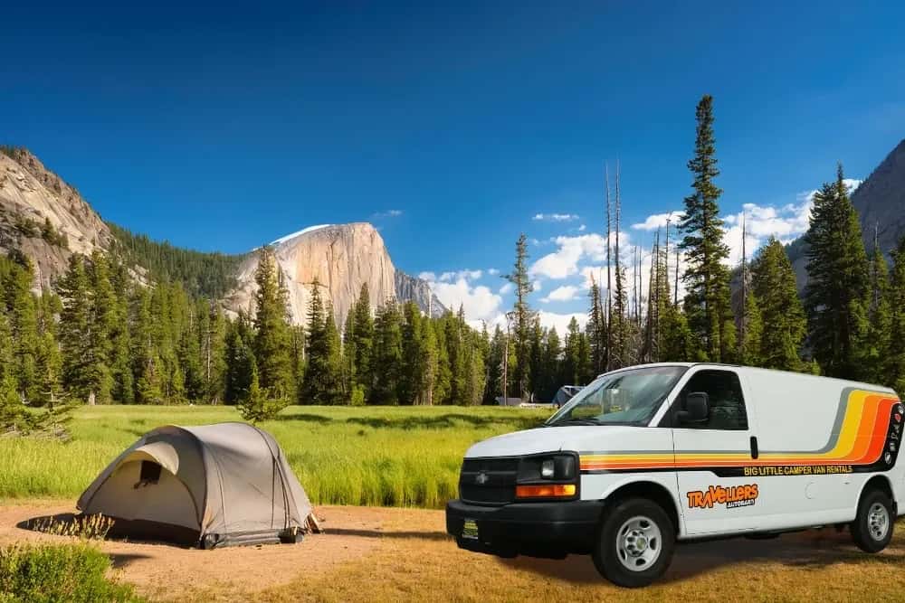 USA, Travellers Autobarn, Chubby Campervan, Außenansicht mit Zelt