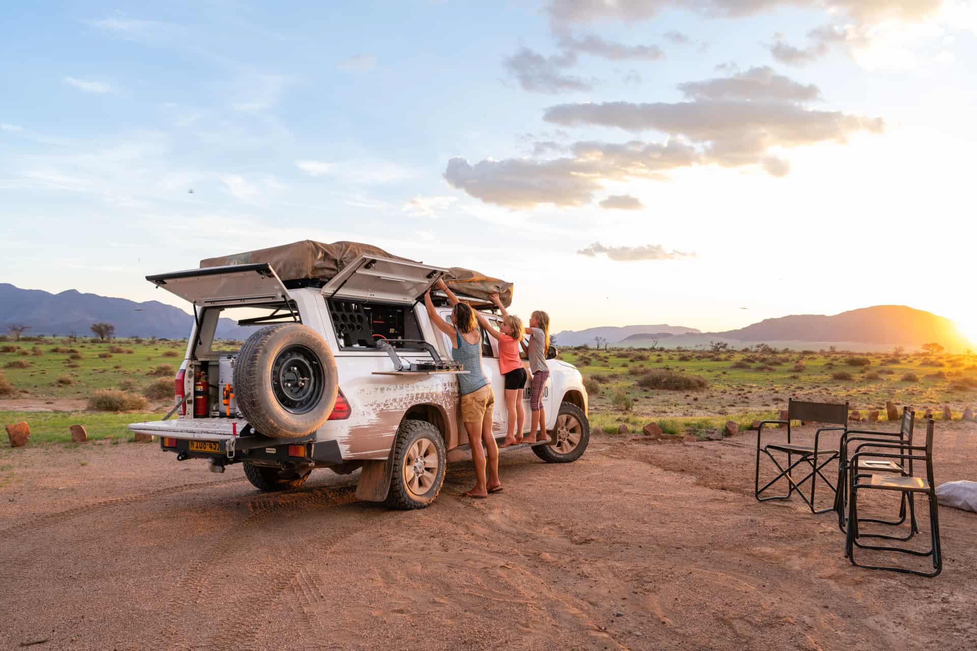 Familie mit Kindern und 4WD Camper von Namibia2Go in der Sonne