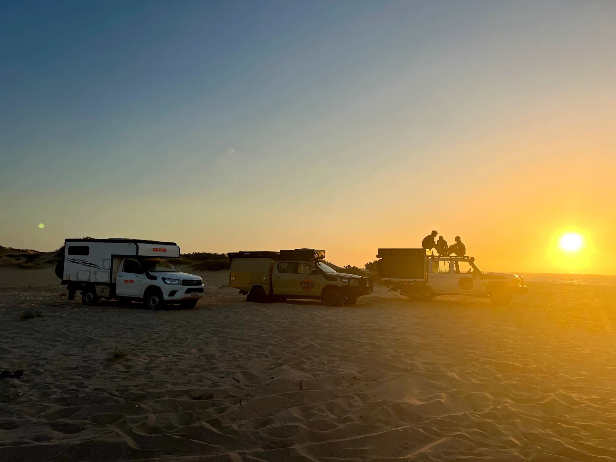 4WD Camper im Sonnenuntergang am Strand in Westaustralien