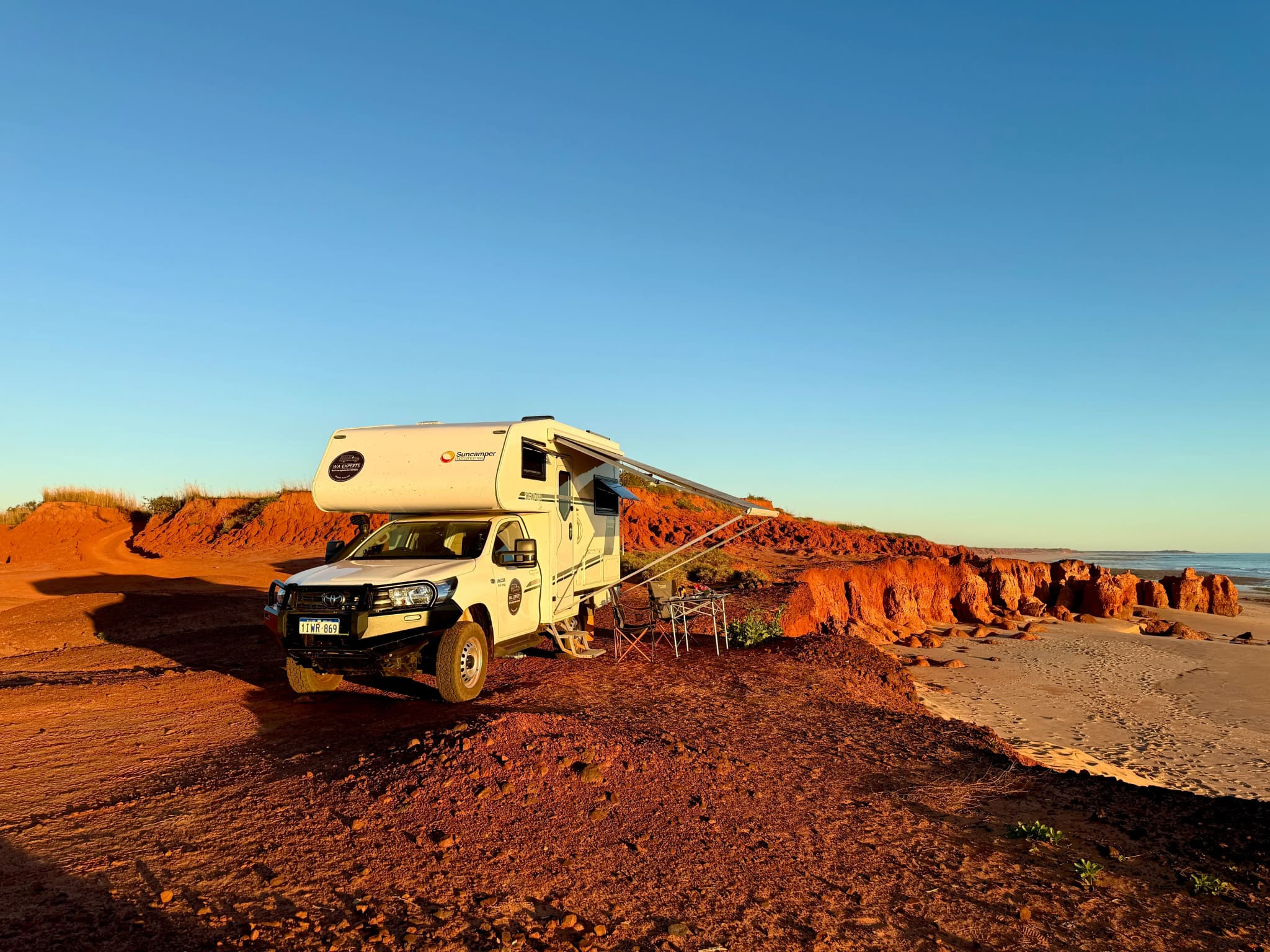 Australien, WA Experts, Suncamper Motorhome Außenansicht, rote Klippe nördlich von Broome im Sonnenaufgang