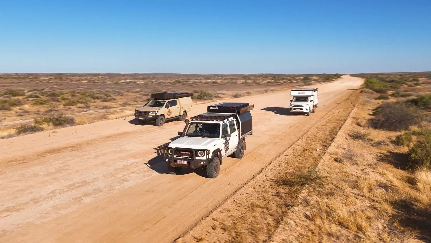 drei 4WD Camper auf Gravel Road in Australien