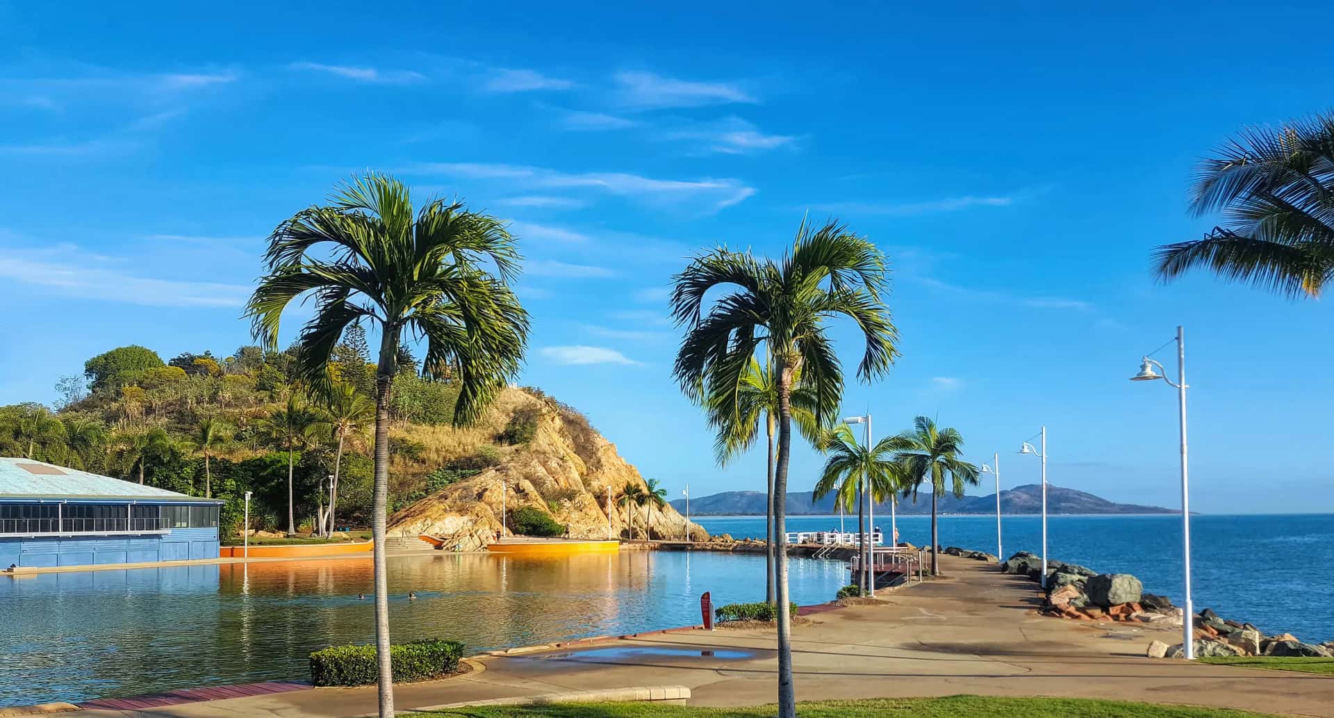 Promenade mit Palmen und Wasser in Townsville