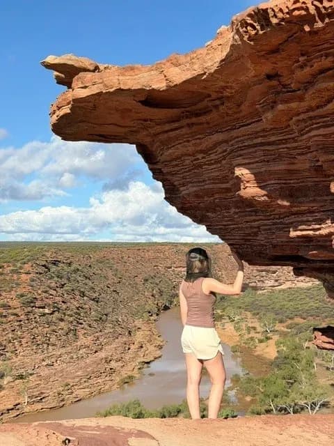 Aussichtspunkt im Kalbarri Nationalpark mit roter Felsformation und Flusslandschaft