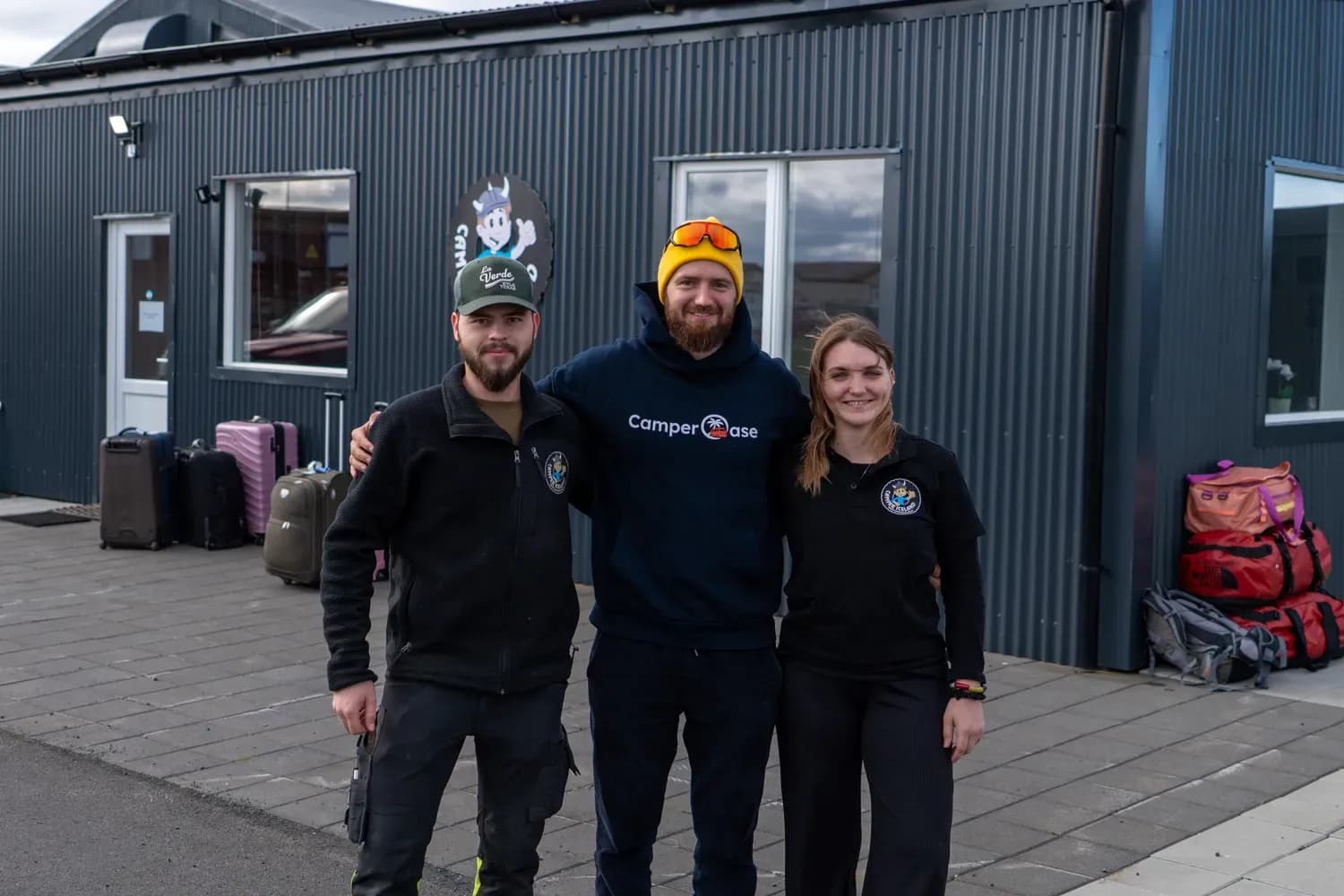 Ein Vertreter von CamperOase mit zwei Mitarbeitenden von Camper Iceland vor der Mietstation in Island.