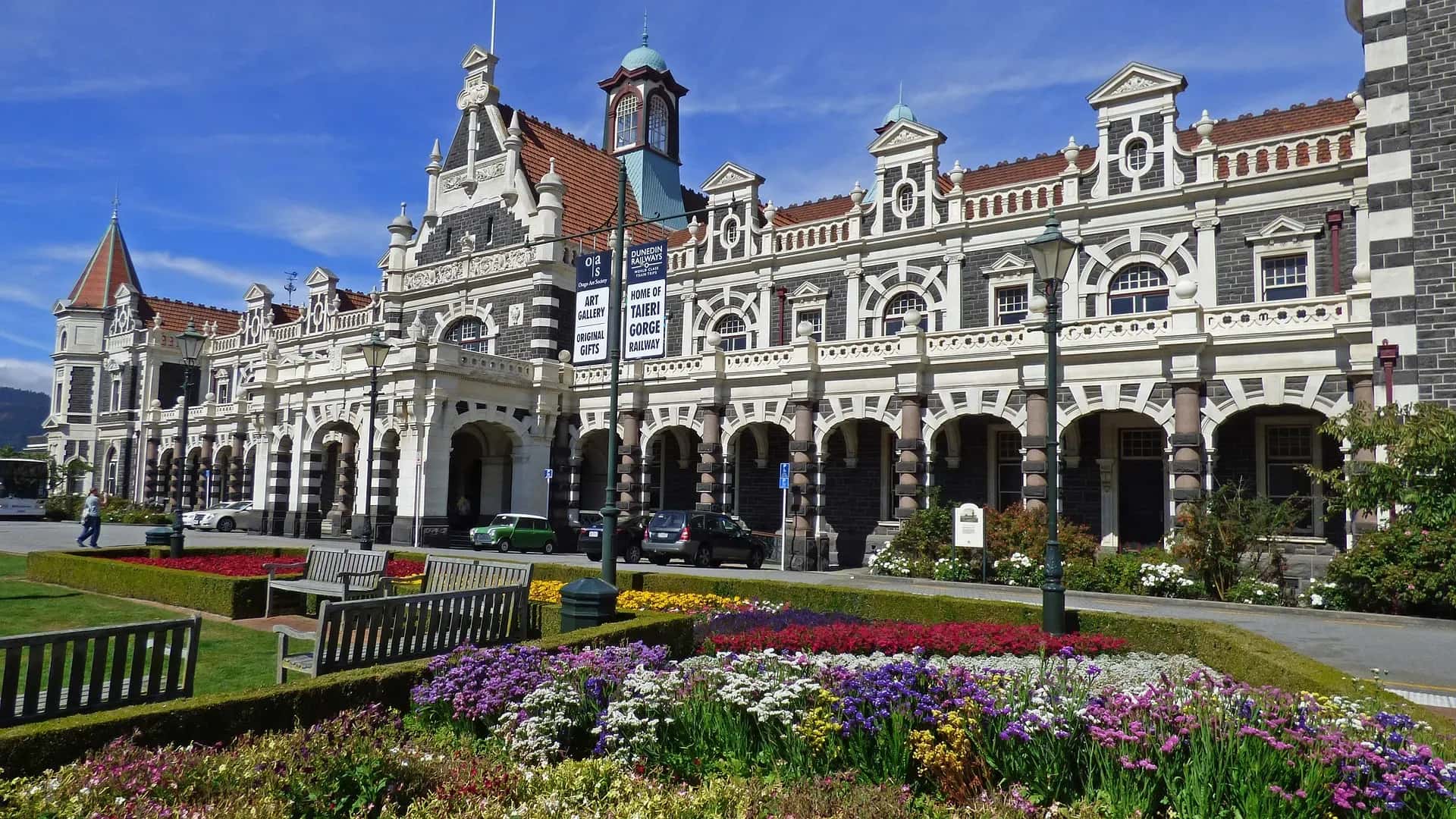 Dunedin, Bahnhof, Blumenwiese