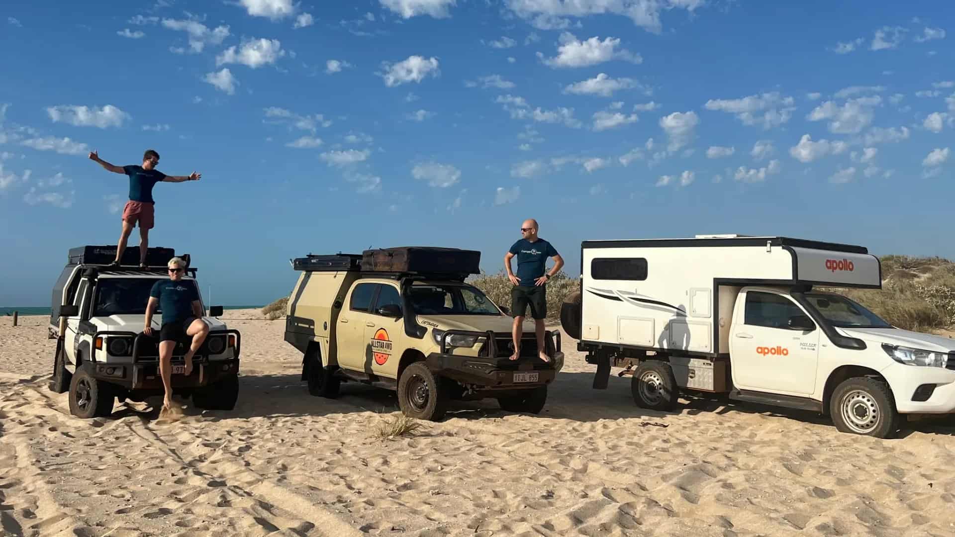 Mitarbeiter der CamperOase auf Fahrzeugen am Strand in Australien