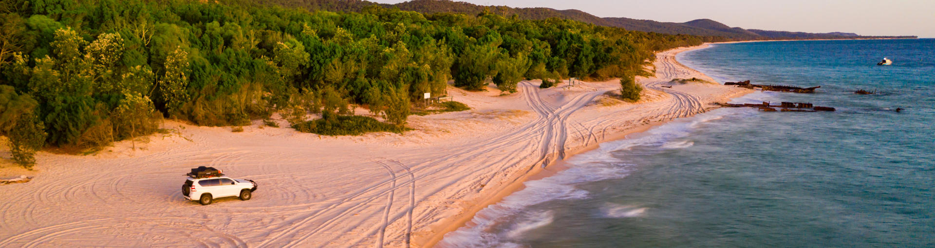 Ein Allrad-Camper an einem verlassenen Strand