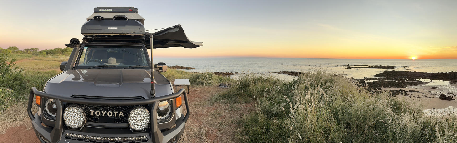 Der Family Grand Tourer von 4xploring Rentals an einer Küste bei Sonnenuntergang in Australien