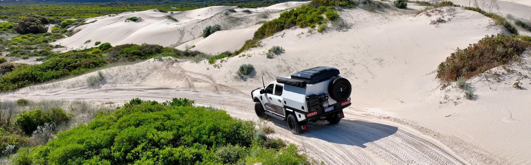 Single Roof Top Tent von Adventure West zwischen Dünen in Australien