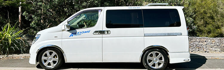 Der Buddy Camper von Awesome Campers in Australien auf Straße vor Bäumen