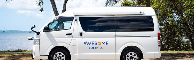 Der Coast Hopper von Awesome Campers geparkt am Meer in Australien