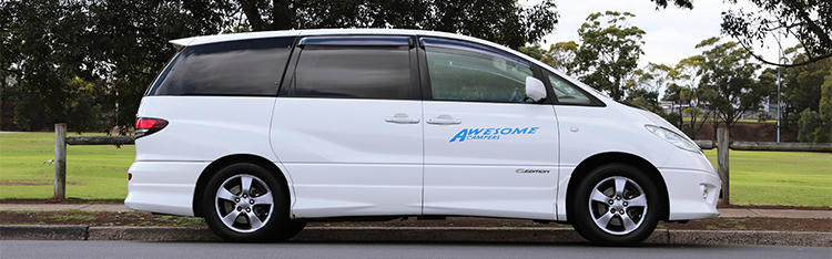 Der Compact Camper von Awesome Campers in Australien auf Straße vor Bäumen