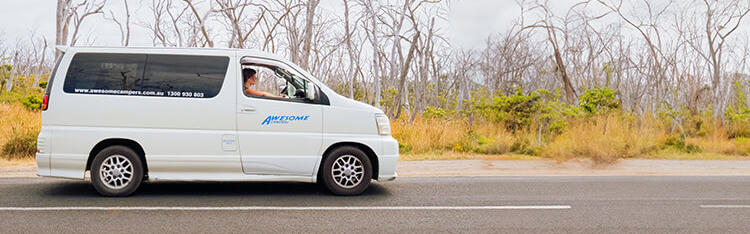 Der Sun Chaser von Awesome Campers fahrend auf einer Straße in Australien 