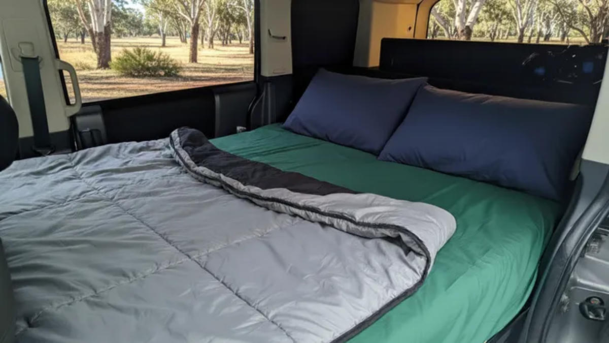 Das Doppelbett bietet Platz zum Schlafen für zwei Personen. alt