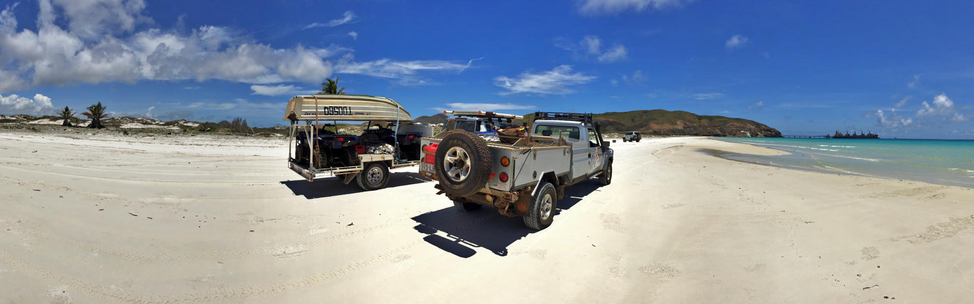 4WD Camper von Captain Billy's geparkt am Strand in Australien 