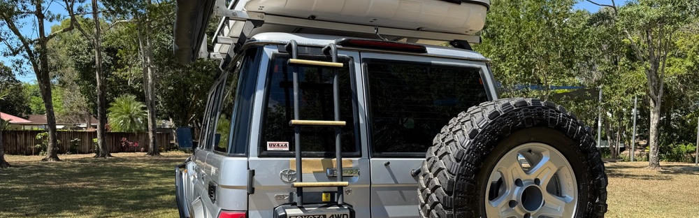Der Landcruiser Wagon Roof Top Tent von Captain Billy's 4WD Hire geparkt auf trockener Wiese in Australien