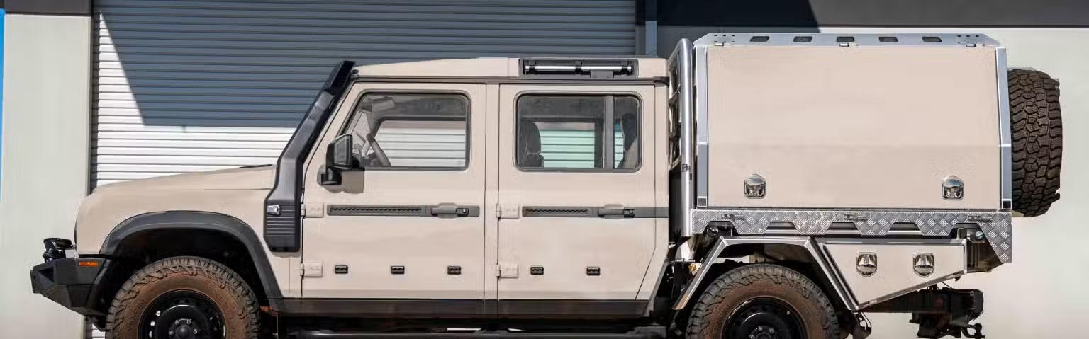 Der Ineos Family+ von Defender Adventure geparkt an einem Depot in Australien