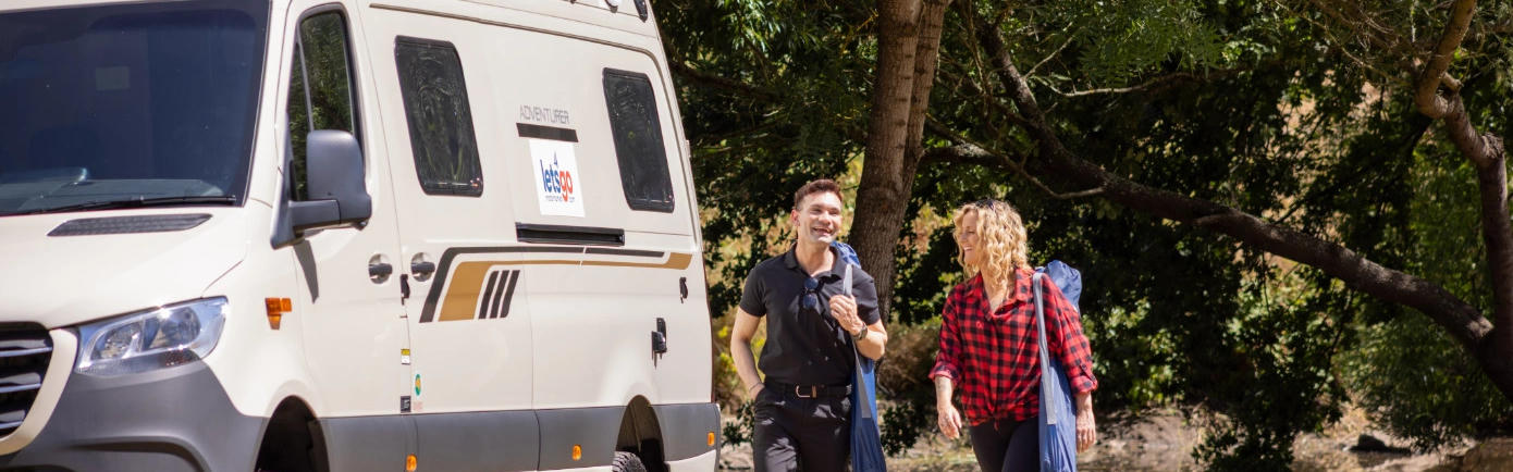 Der Jayco 2 Bett Adventurer von Let's Go Motorhomes geparkt am Waldrand in Australien