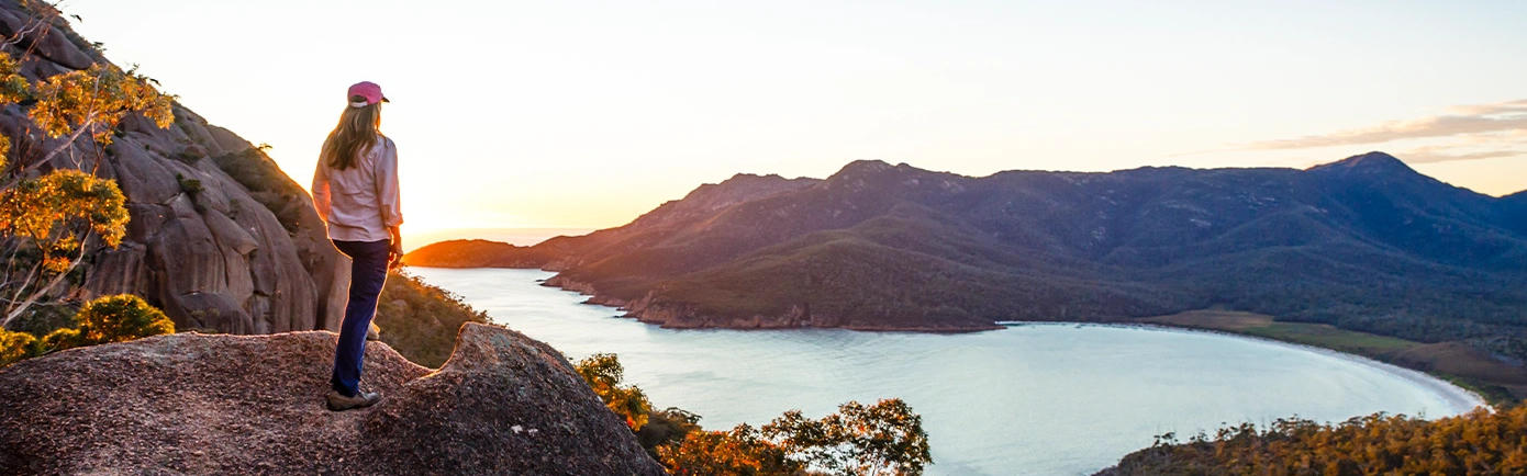 Frau in Australien ohne den 2 Bett Jayco Tourer von Let's Go Motorhomes