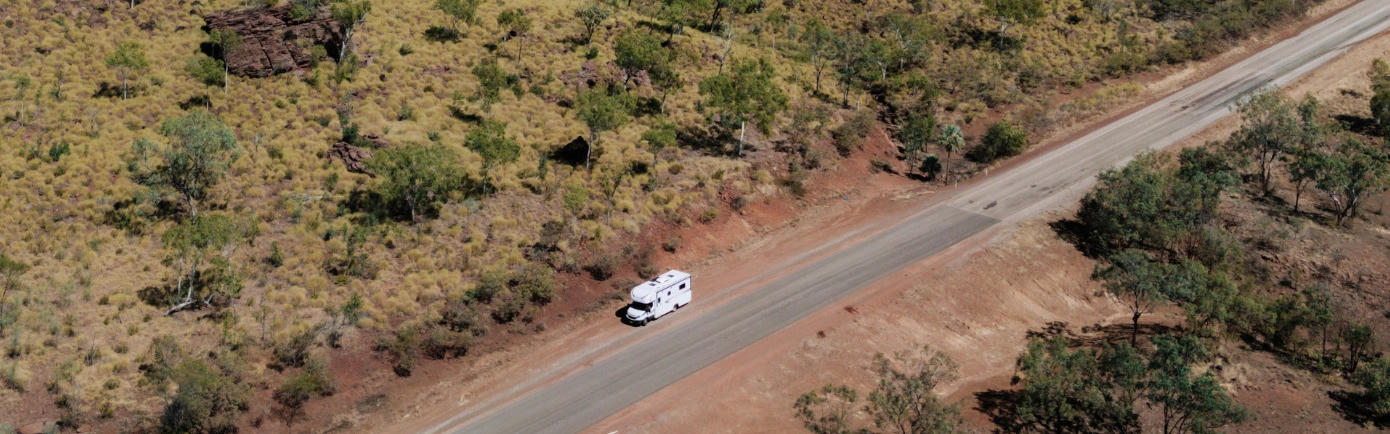 Der Jayco Excursion 5 Berth von Let's Go Motorhomes auf einer Straße in Australien