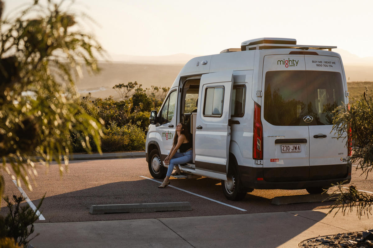 Angetrieben wird der Mighty Duo von einem Dieselmotor mit Automatikgetriebe und Servolenkung. Australien, Mighty Campers, Mighty Duo, geparkt hinten ansicht