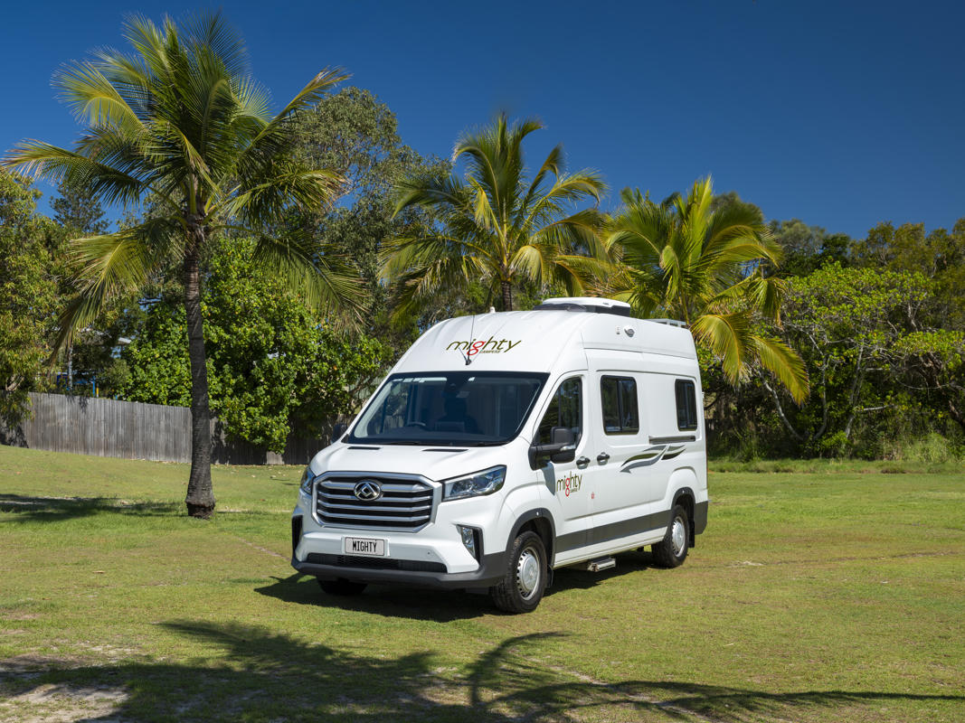 Der Mighty Duo ist ein älterer Camper mit Dusche, Toilette und Küche, ideal für zwei Personen. Australien, Mighty Campers, Mighty Duo, geparkt vorne ansicht