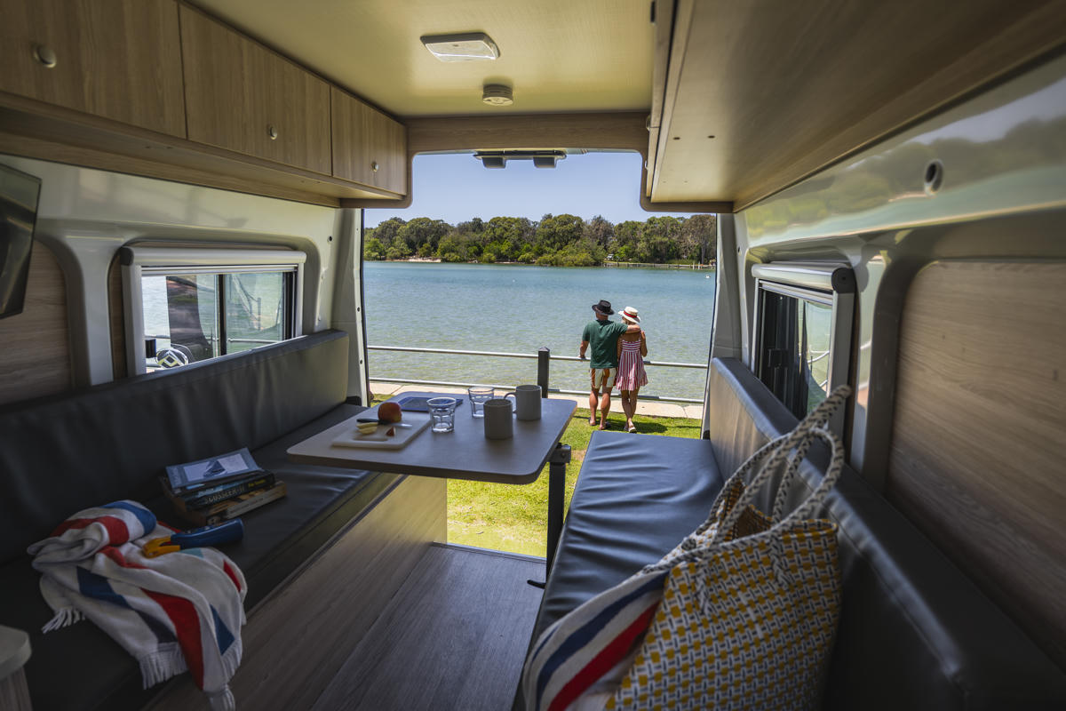 Tagsüber besteht hier genügend Platz zum Sitzen und Essen. Australien, Mighty Campers, Mighty Duo, sitzbänke hinten