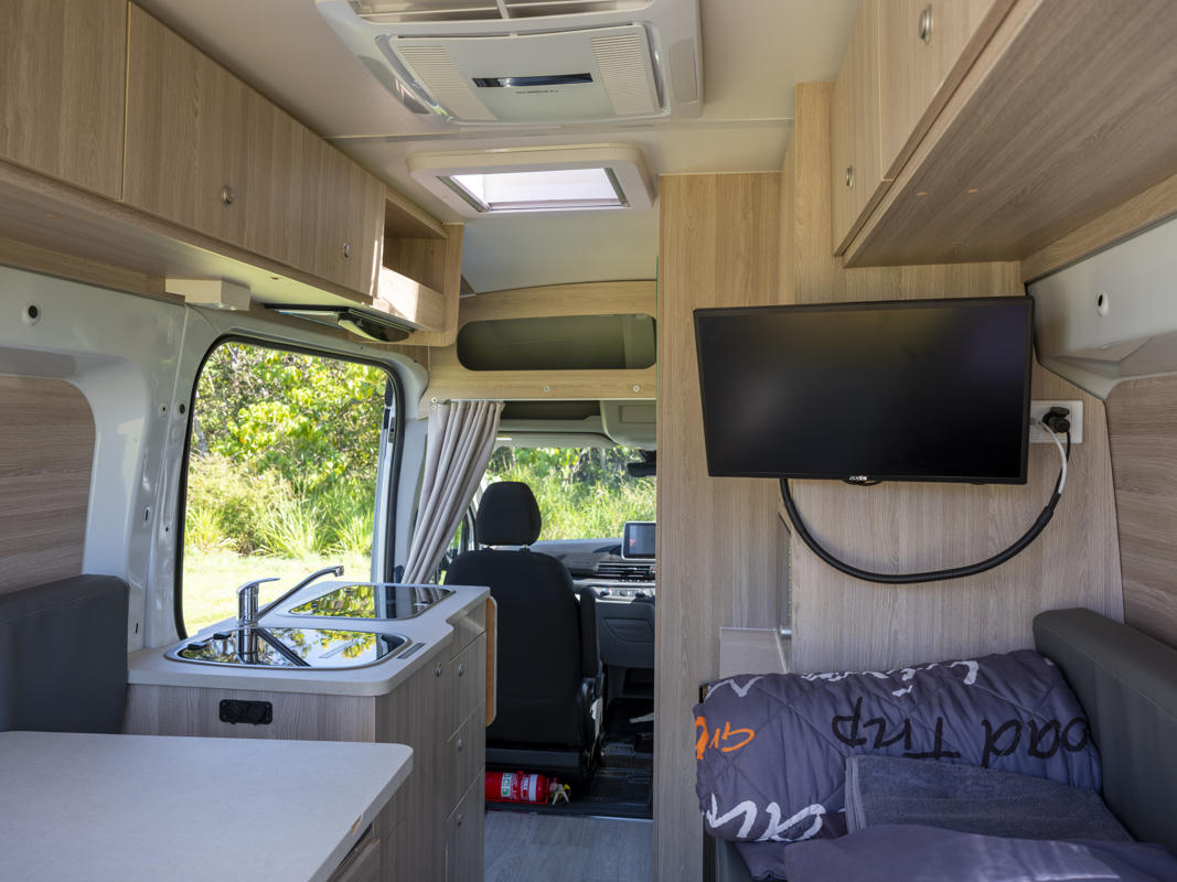 Die Küche ist komplett ausgestattet mit Gasherd, Mikrowelle, Kühlschrank mit Gefrierfach und einer Spüle. Für Unterhaltung im Wohnraum sorgt ein TV. Australien, Mighty Campers, Mighty Duo, tv