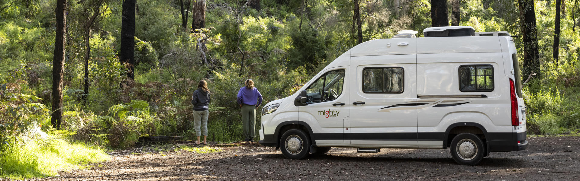 Mighty Duo von Mighty Campers für 2 Personen günstig mieten in Australien Mighty Duo von Mighty Campers geparkt in einem Wald in Australien