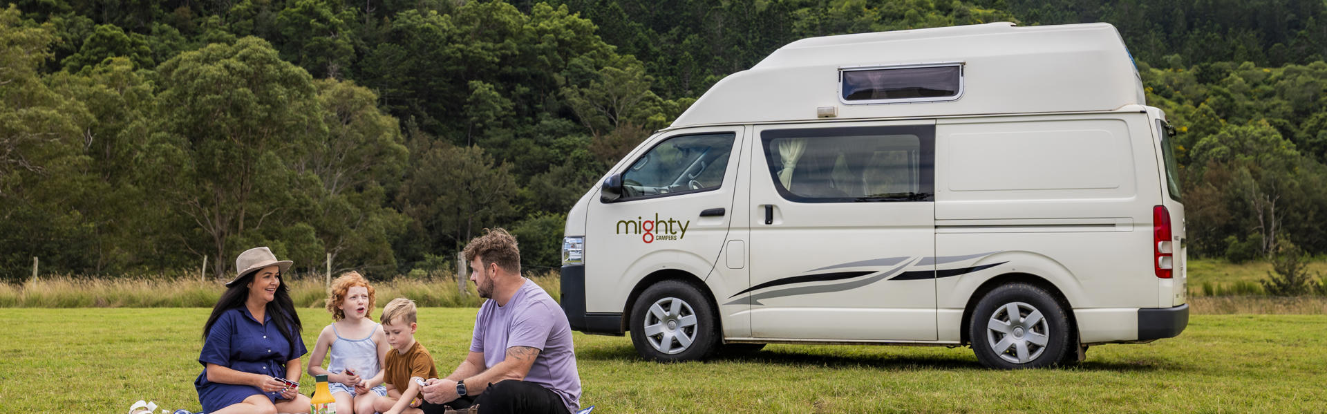 DeLITE von MightyLITE geparkt auf einer Wiese in Australien