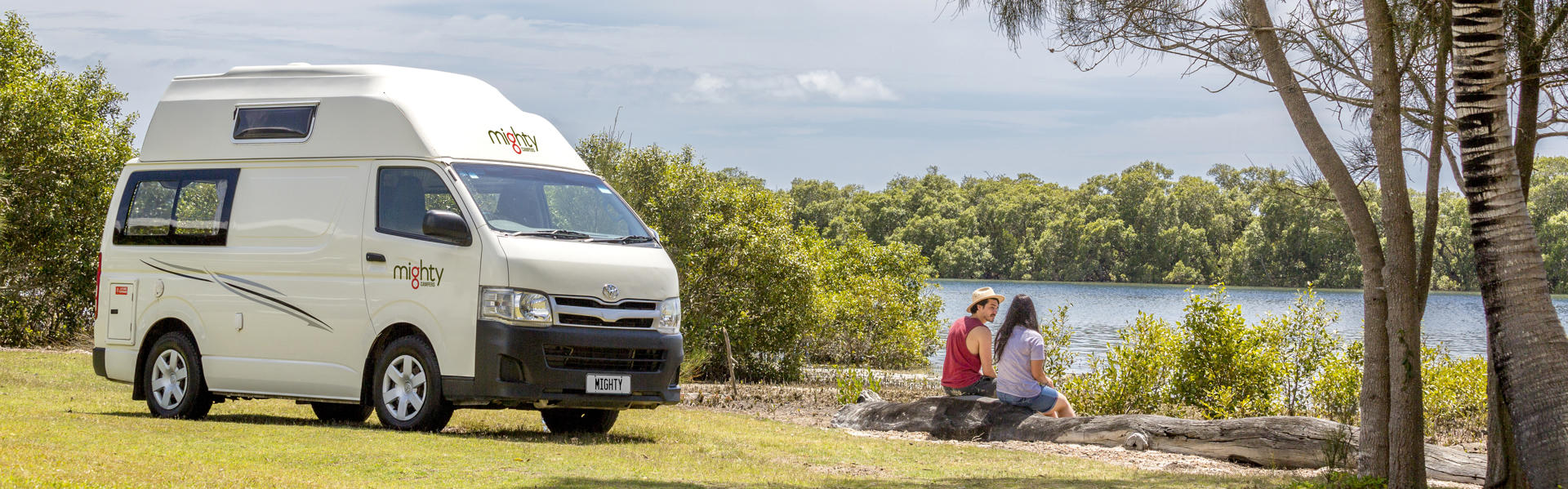 HiLITE von MightyLITE geparkt vor einem See in Australien