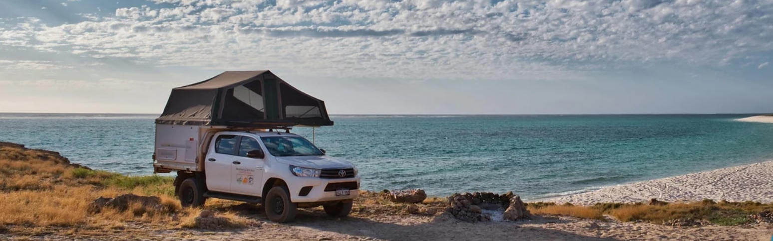 Hilux Outback Plus 4WD von Overlander Adventures an der Küste in Australien