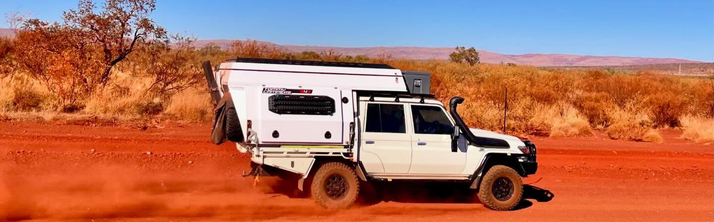 Der Landcruiser Dual Cab 4WD von Overlander Adventures im Outback von Australien