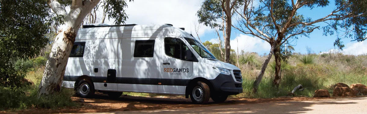 The Frontier von Red Sands geparkt zwischen Bäumen in Australien