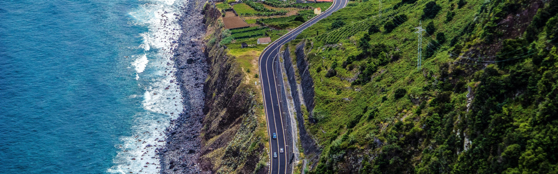Der Bush Challenger 4WD von Tasmania Campers durchquert Wasser in Australien