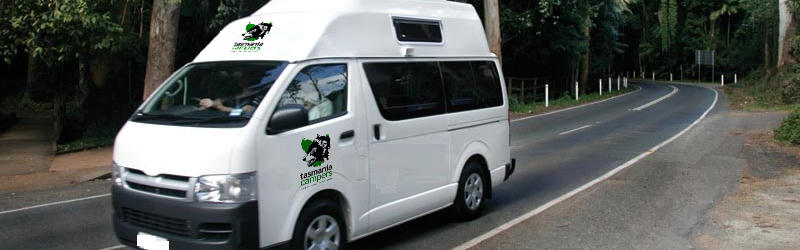 Trail Finder 2/3 von Tasmania Campers Mittelklasse Hitop fahrend auf einer Straße in Australien