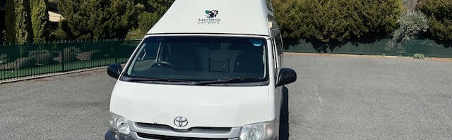 Trail Finder 4+1 Hitop Camper von Tasmania Campers auf einer Wiese in Australien