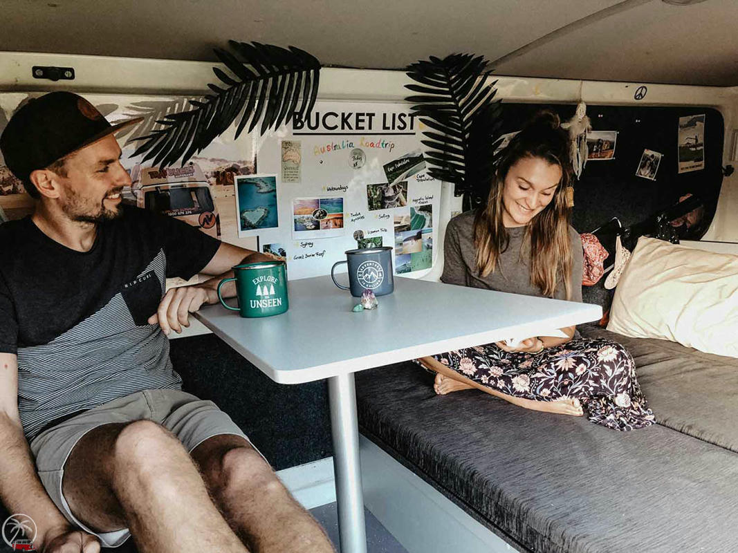 Junges Paar in der Sitzecke des Chubby Campers