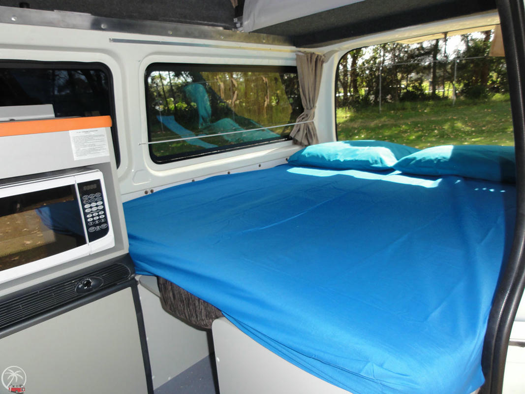 Doppelbett Kuga Camper, Travellers Autobarn Bett, Bettzeug und Kissen