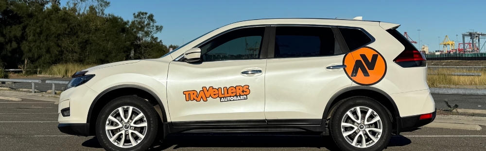 Der X-Wagon von Travellers Autobarn geparkt auf einem Parkplatz in Australien
