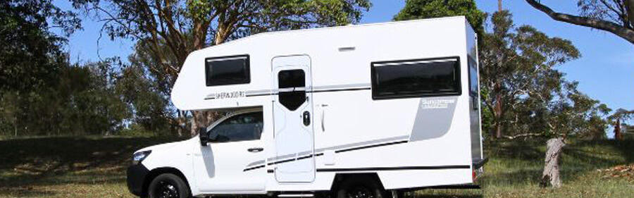 Der 4WD Suncamper Motorhome von WA Experts auf einer grünen Wiese