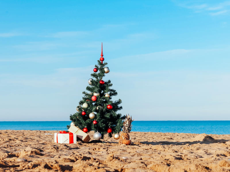 Geschmückter Weihnachtsbaum am Strand in Australien