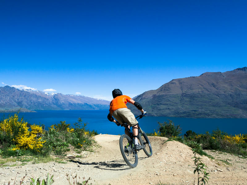 mountainbiker auf einem Trail in Neuseeland