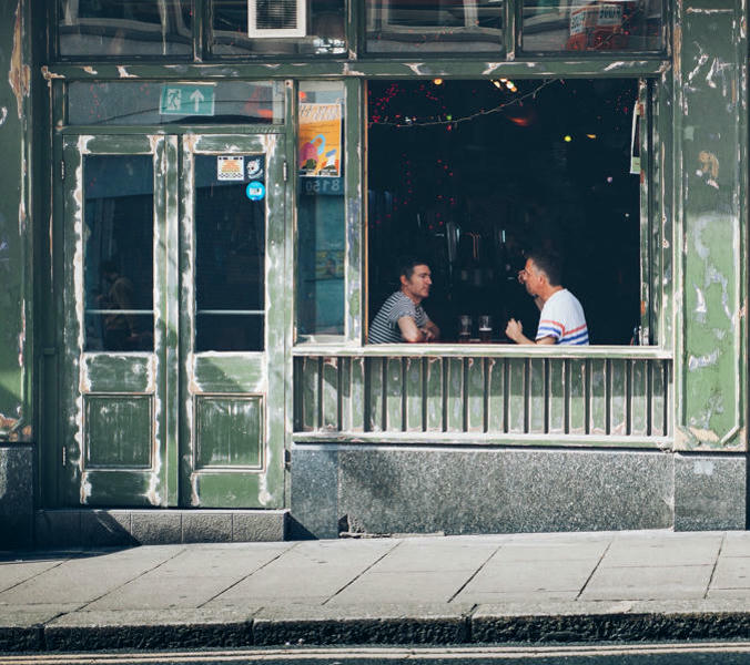 Zwei Männer beim Biertrinken in Cafe